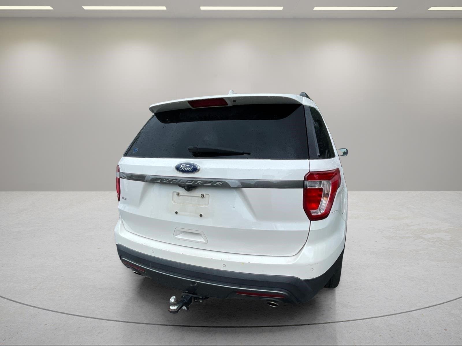 Used 2017 White Platinum Metallic Tri-Coat Ford XLT image 14