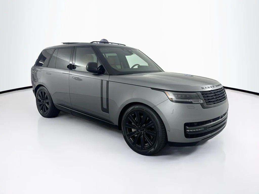 New 2026 Eiger Grey Land Rover SE image 3