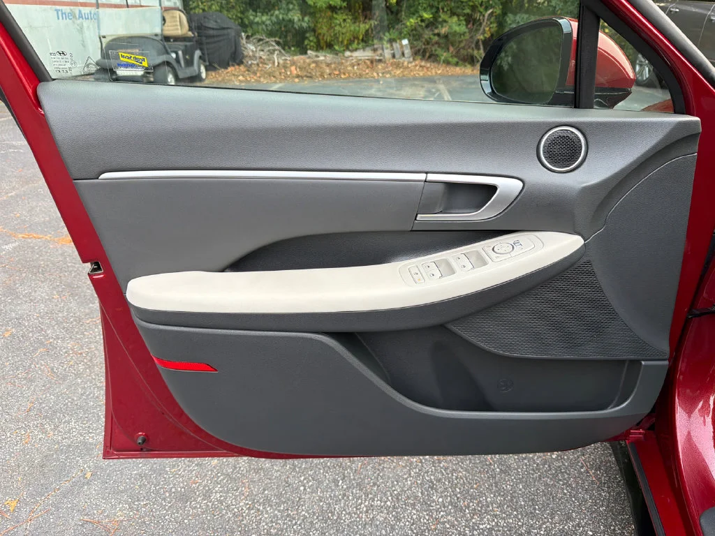 Used 2025 Red Hyundai SEL Convenience image 10