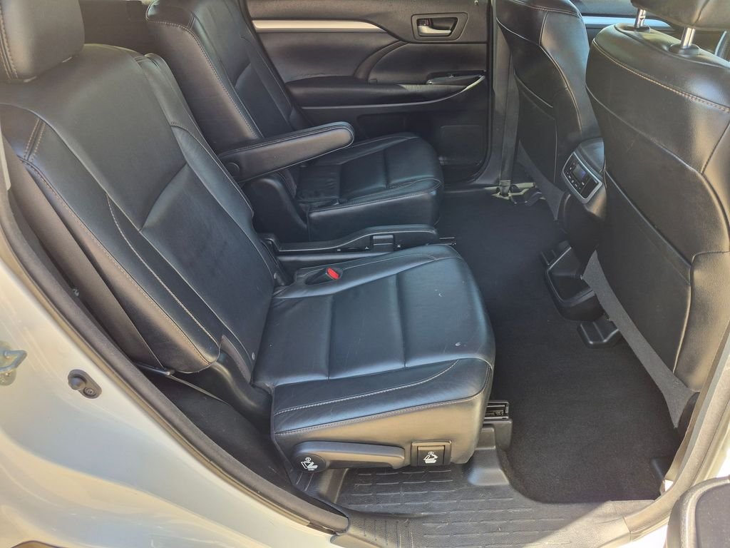 Used 2016 White Toyota XLE V6 image 18