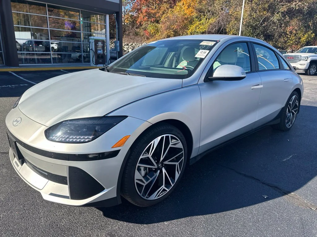 Used 2023 Gold Hyundai SEL image 3