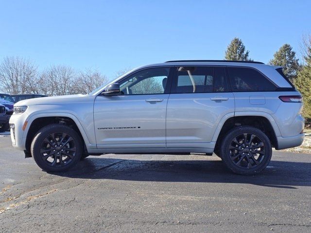 New 2026 Silver Zynith Exterior Paint Jeep Limited Reserve image 28