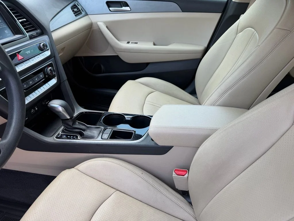 Used 2018 Quartz White Pearl Hyundai SE image 12