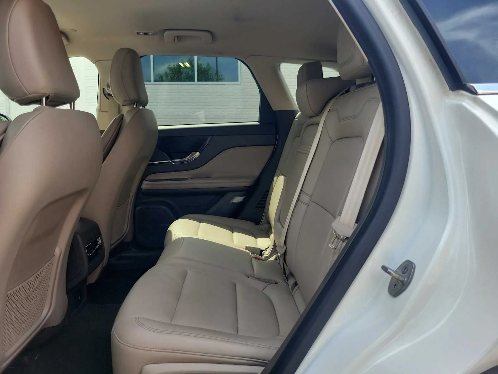 Used 2023 White Lincoln Standard image 9