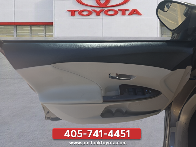 Used 2013 Gold Toyota LE image 13