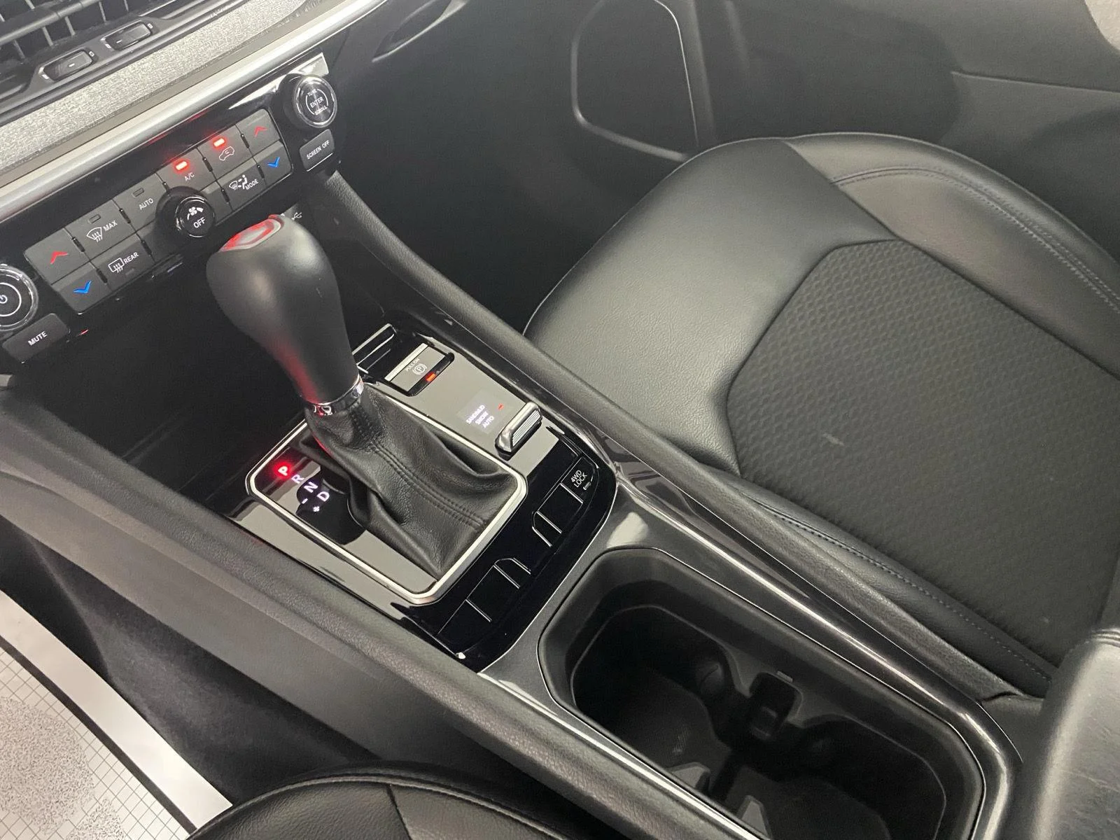 Used 2023 Diamond Black Crystal Pearlcoat Jeep Latitude image 24