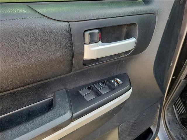 Used 2018  Toyota  image 11