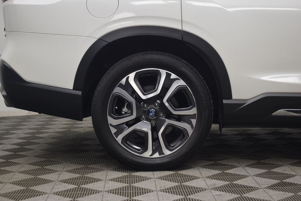 Used 2025 Crystal White Pearl Subaru Limited image 34