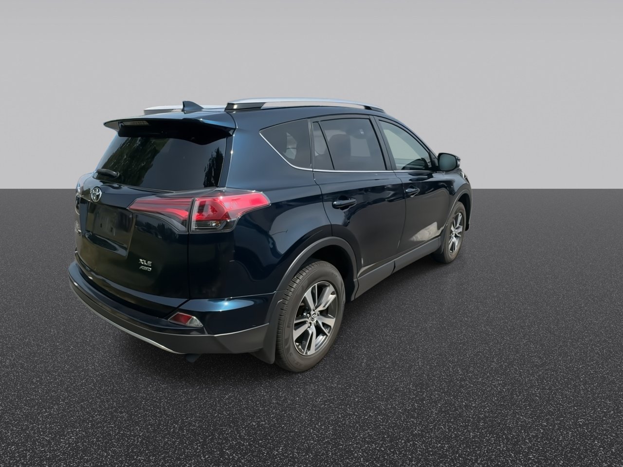 Used 2018 Galactic Aqua Mica Toyota XLE image 8