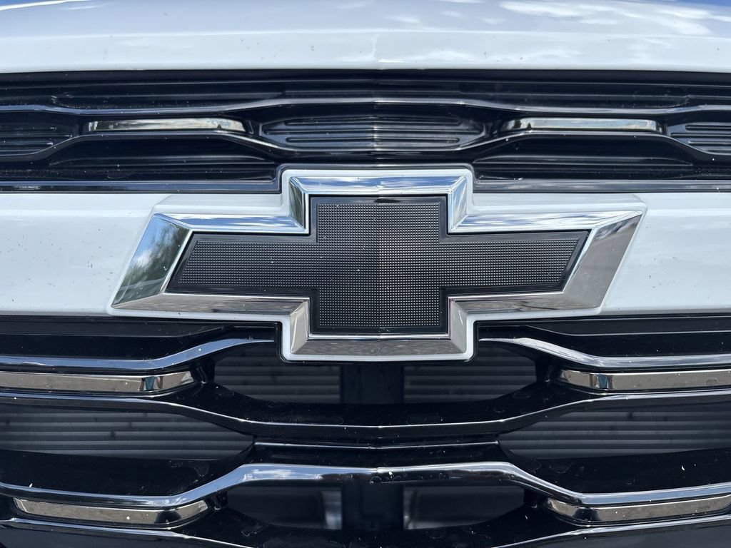 New 2026 Summit White Chevrolet ACTIV image 32