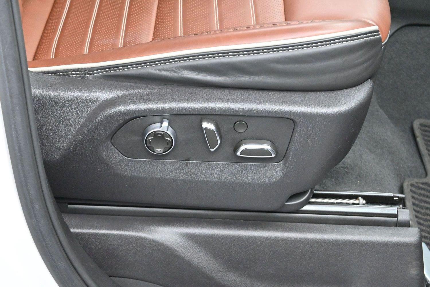 Used 2025 White Frost Tricoat GMC Denali Ultimate image 33