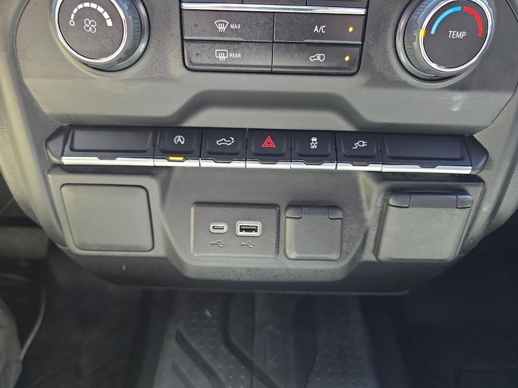 Used 2022 White Chevrolet Custom image 32