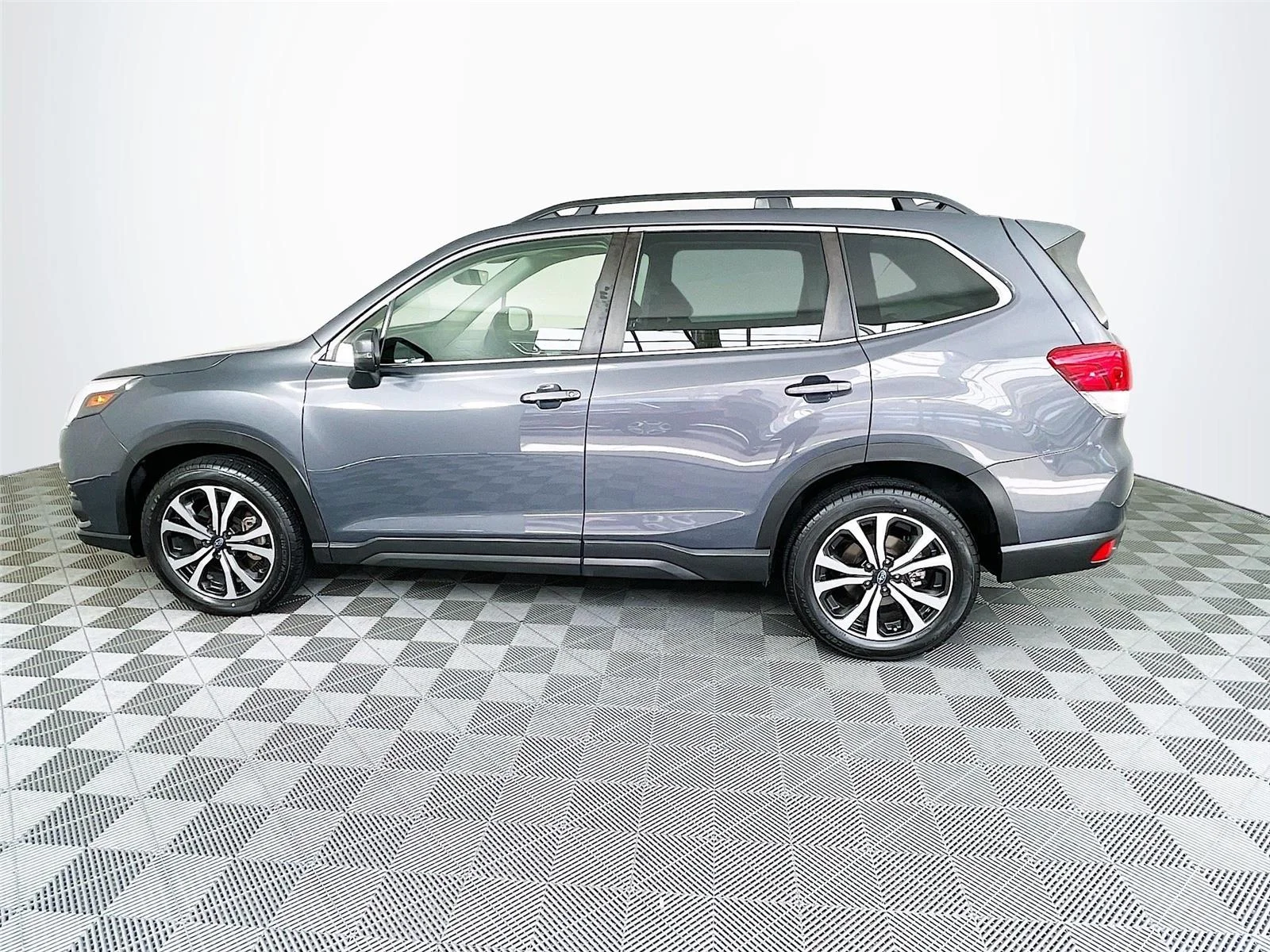 Used 2023 Magnetite Gray Metallic Subaru Limited image 4