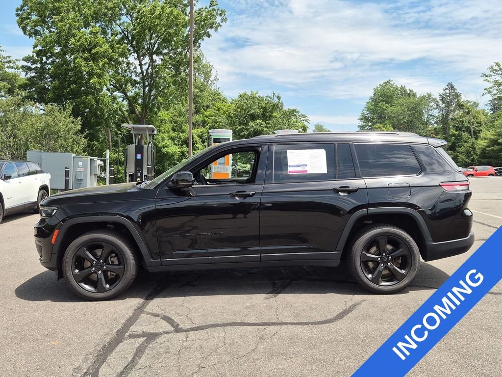 Used 2023 Black Jeep Altitude image 6