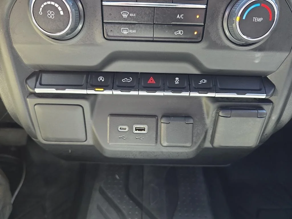 Used 2022 White Chevrolet Custom image 32