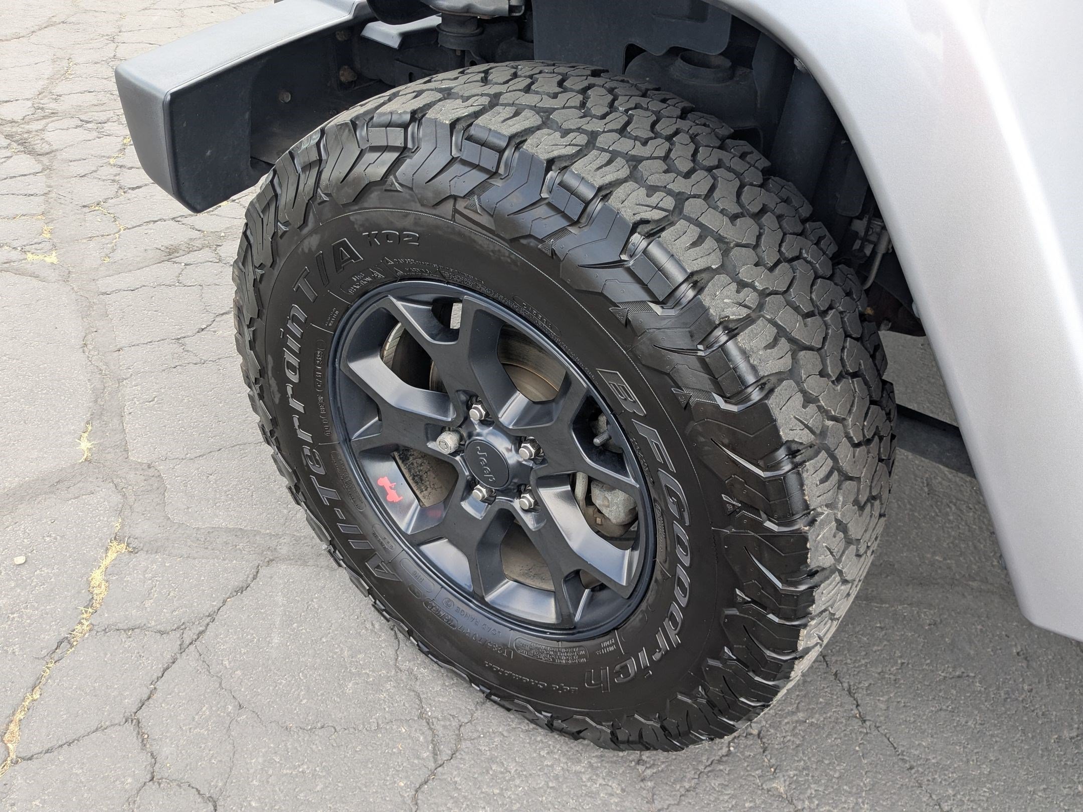 Used 2014 Billet Metallic Clearcoat Jeep Sahara image 35