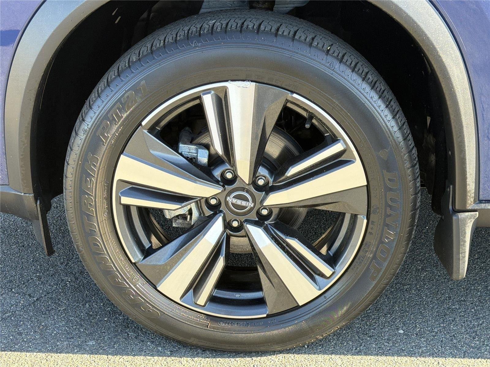 Used 2023 Caspian Blue Metallic Nissan Platinum image 31