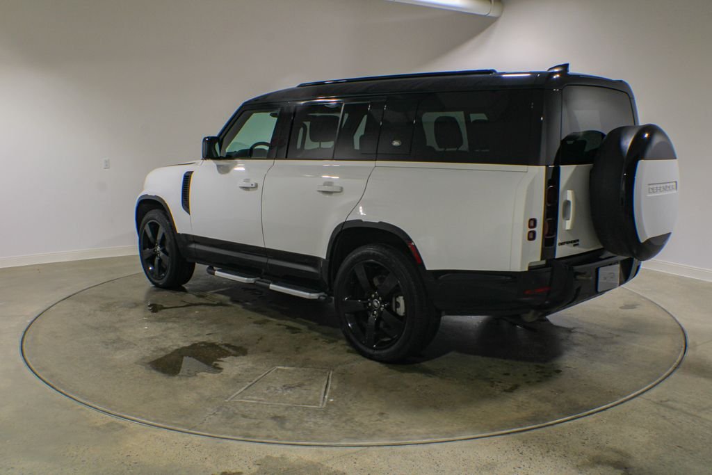 Used 2023 Fuji White Land Rover X-Dynamic SE image 4