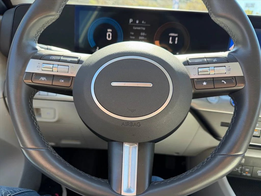 Used 2025 White Hyundai SEL image 18
