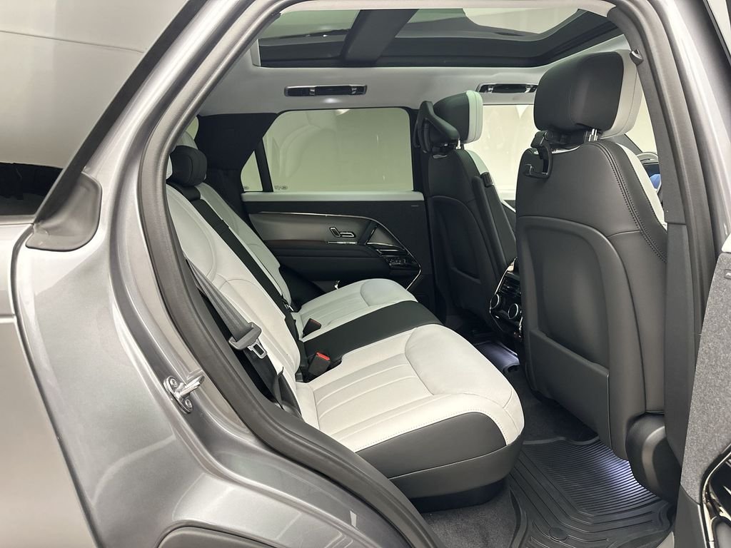 Used 2024  Land Rover Dynamic SE image 12