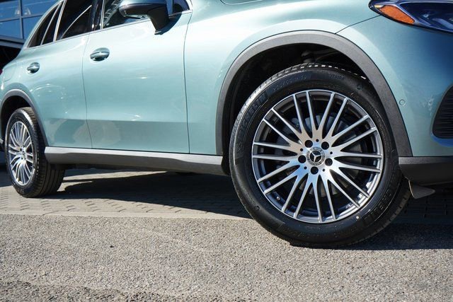 New 2026 Verde Silver Metallic Mercedes-Benz GLC 300 image 43