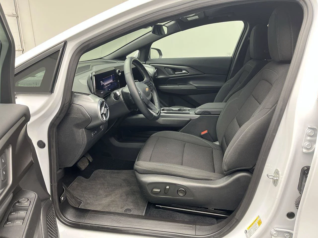 Used 2025 Summit White Chevrolet LT image 3