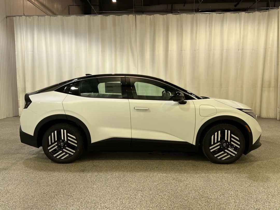 New 2026 Everest White Pearl TriCoat / Super Black Two-tone Nissan SV+ image 5