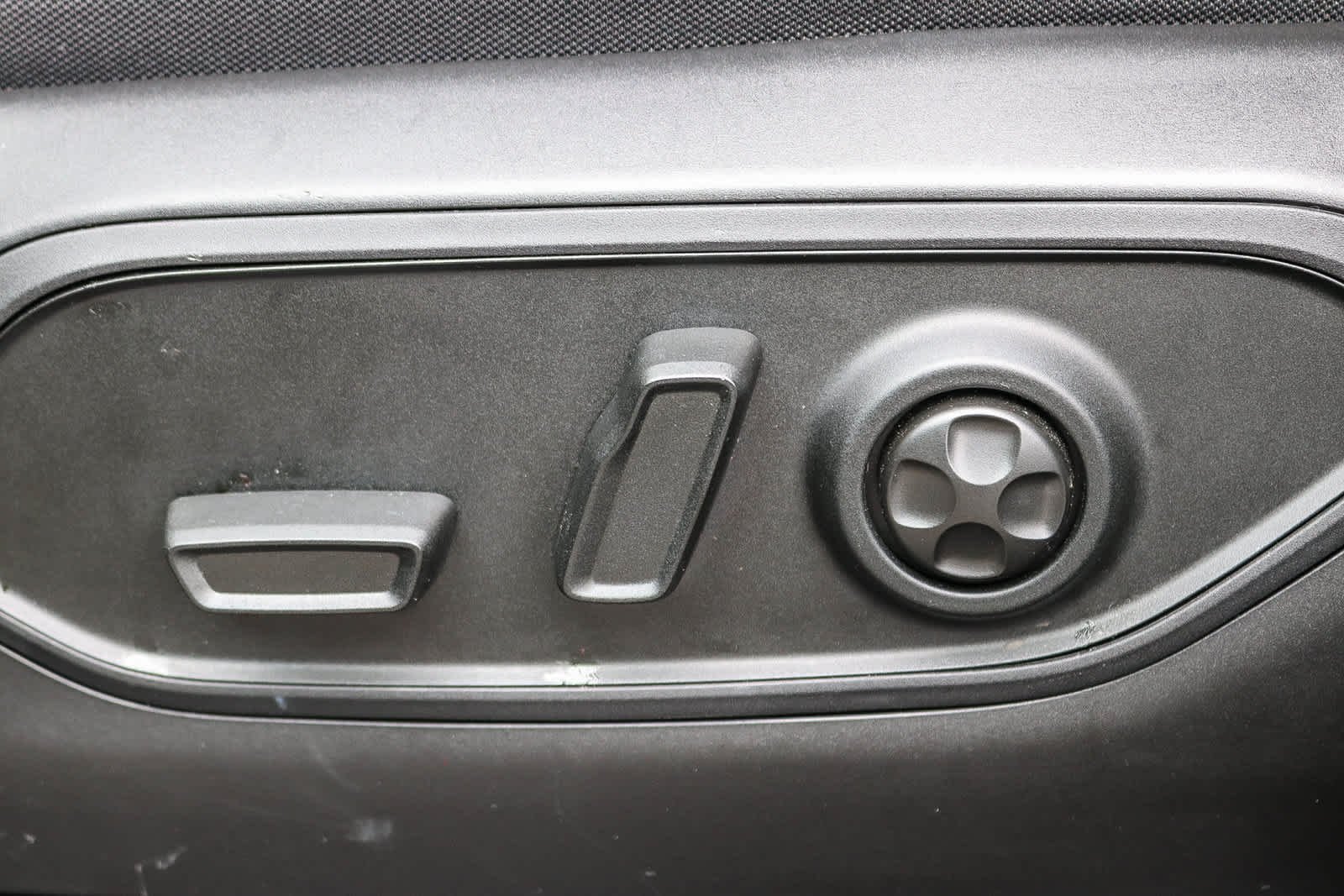 Used 2025 Baltic Gray Metallic Clearcoat Jeep Laredo X image 22