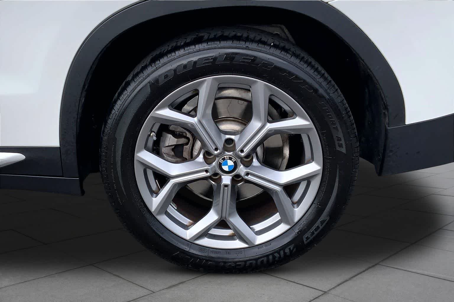Used 2024 Alpine White BMW sDrive30i image 11