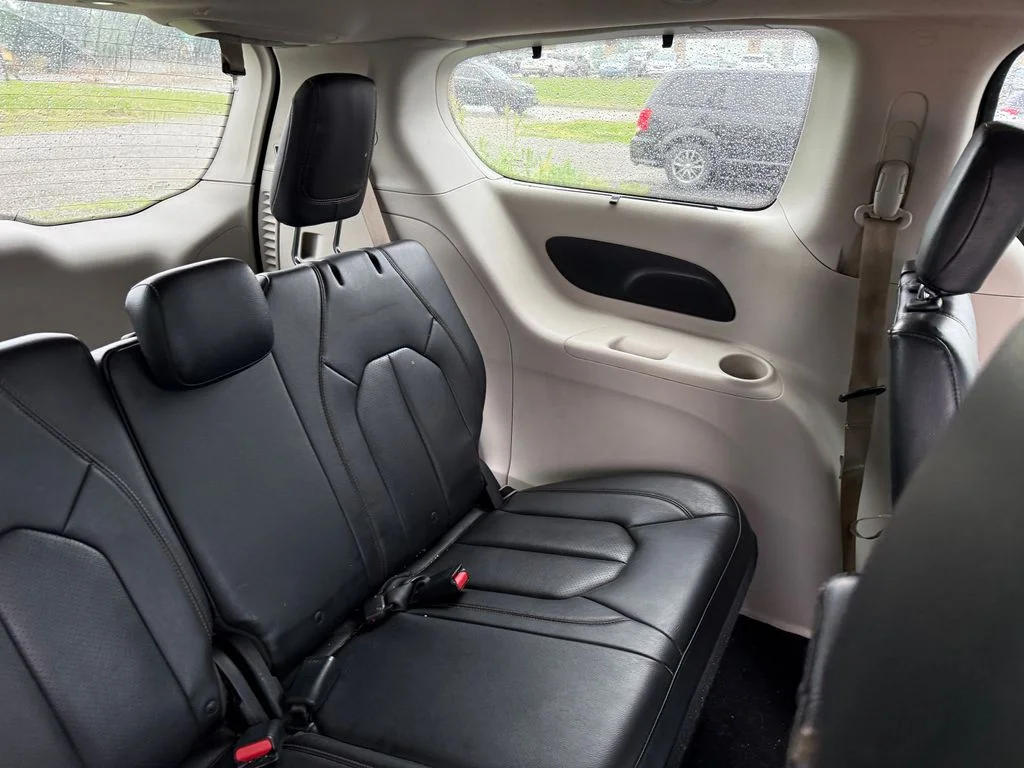 Used 2018 Gray Chrysler Touring L image 6