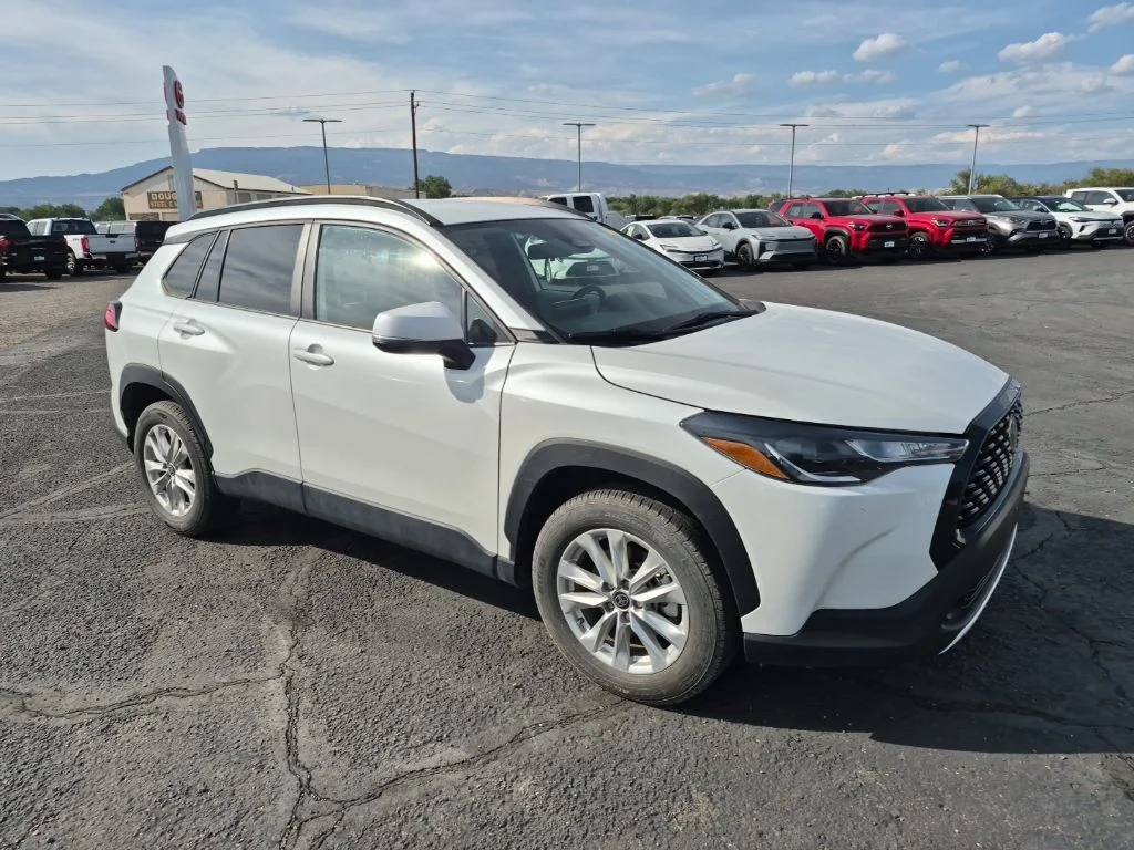 Used 2023 Pearl Toyota LE image 14