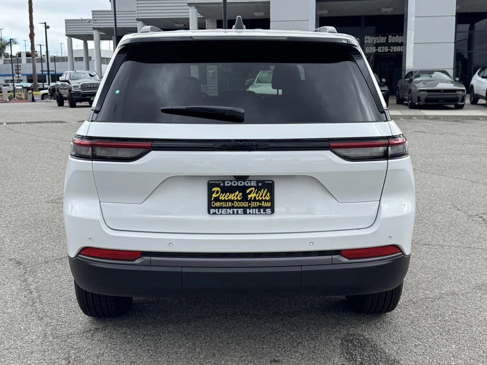 New 2026 Bright White Clear-Coat Exterior Paint Jeep Laredo Altitude image 5