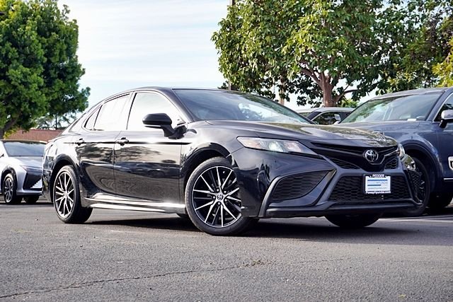 Used 2023  Toyota SE image 1