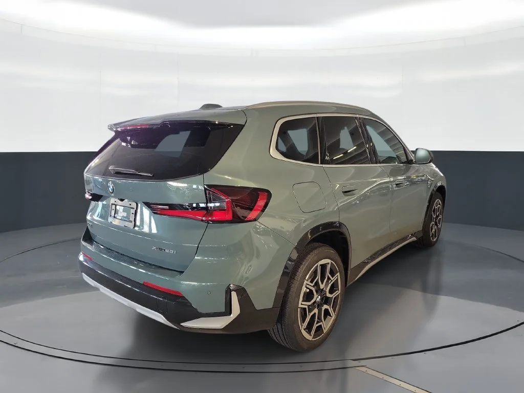 New 2027 Cape York Green Metallic BMW xDrive28i image 3
