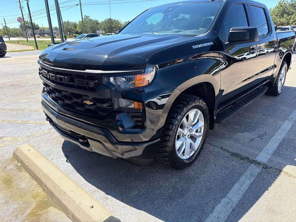 Used 2022 BLACK Chevrolet Custom image 3