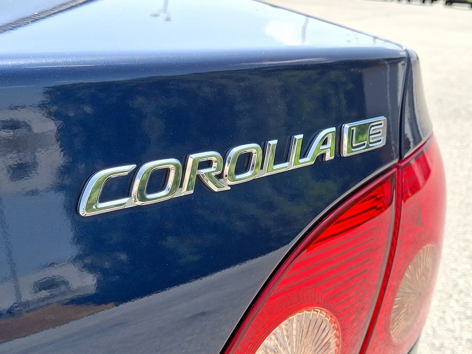 Used 2005 Indigo Ink Pearl Toyota LE image 30