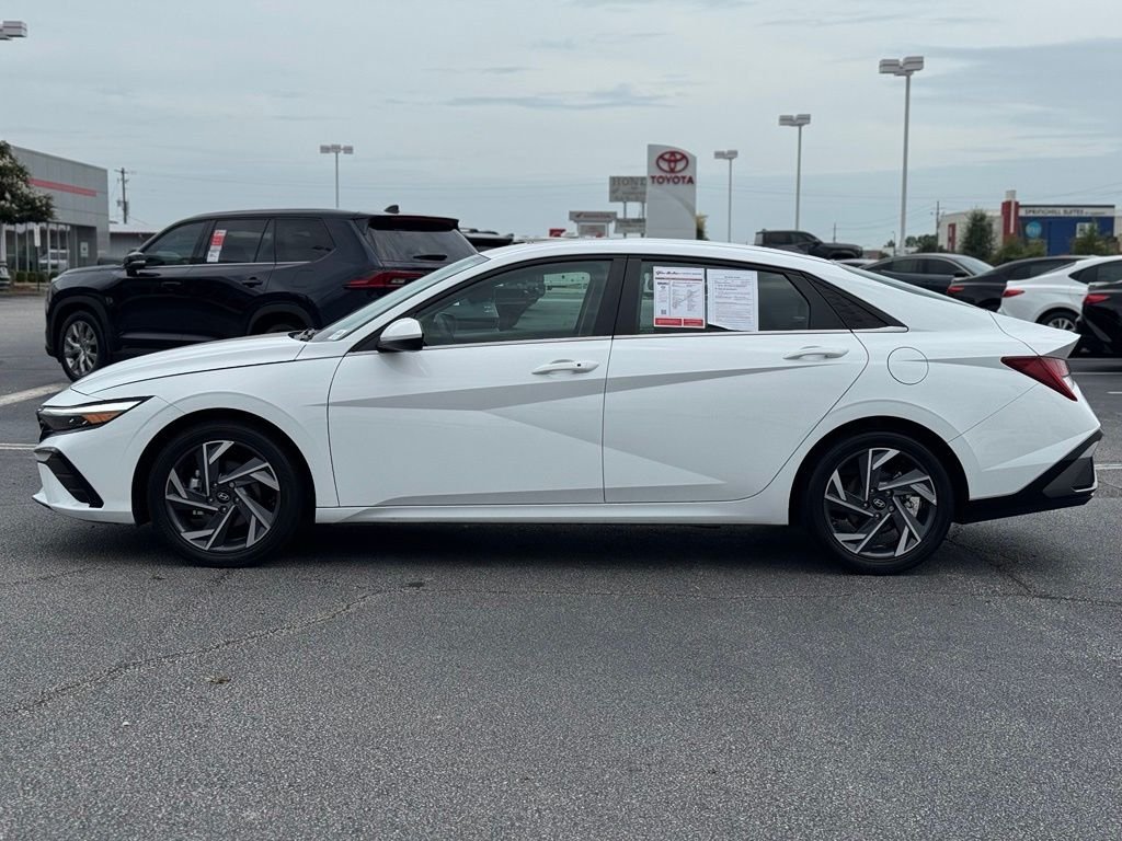 Used 2025 White Hyundai SEL Convenience image 8