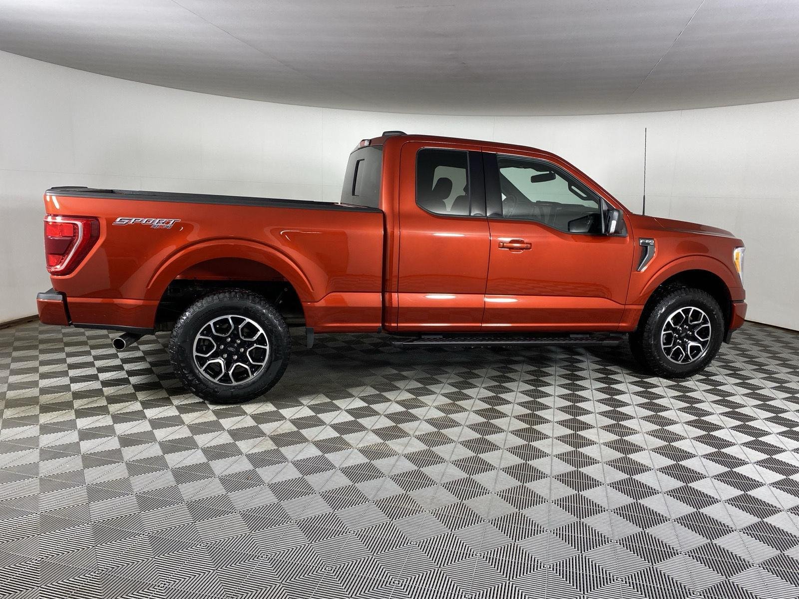 Used 2023 Hot Pepper Red Tinted Clearcoat Ford XLT image 15