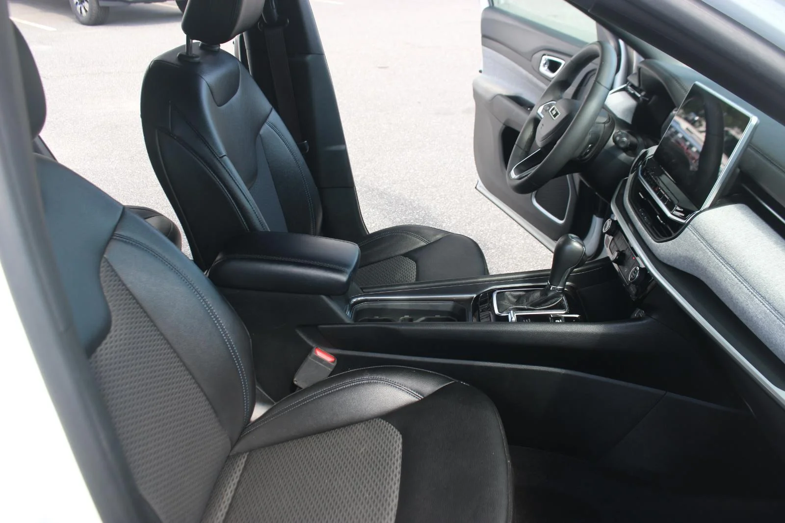 Used 2024 White Jeep Latitude image 33