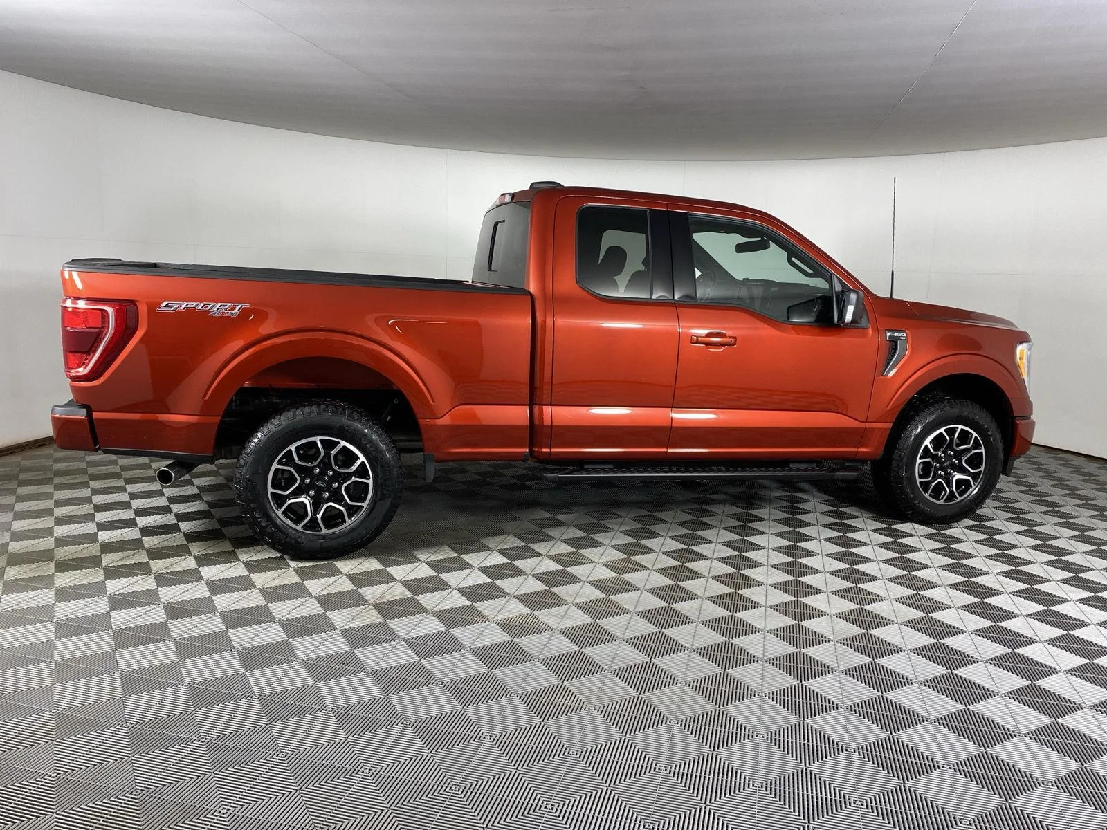 Used 2023 Hot Pepper Red Tinted Clearcoat Ford XLT image 15
