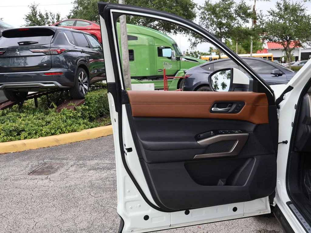 Used 2024 White Nissan Platinum image 27