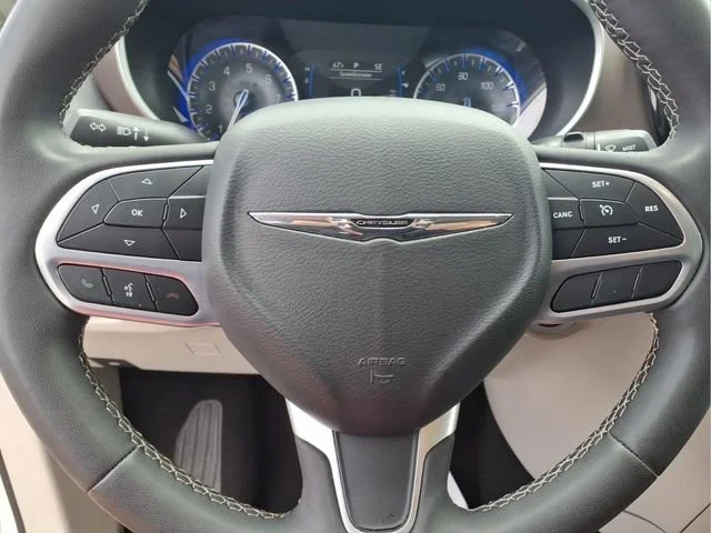 Used 2023  Chrysler LX image 12