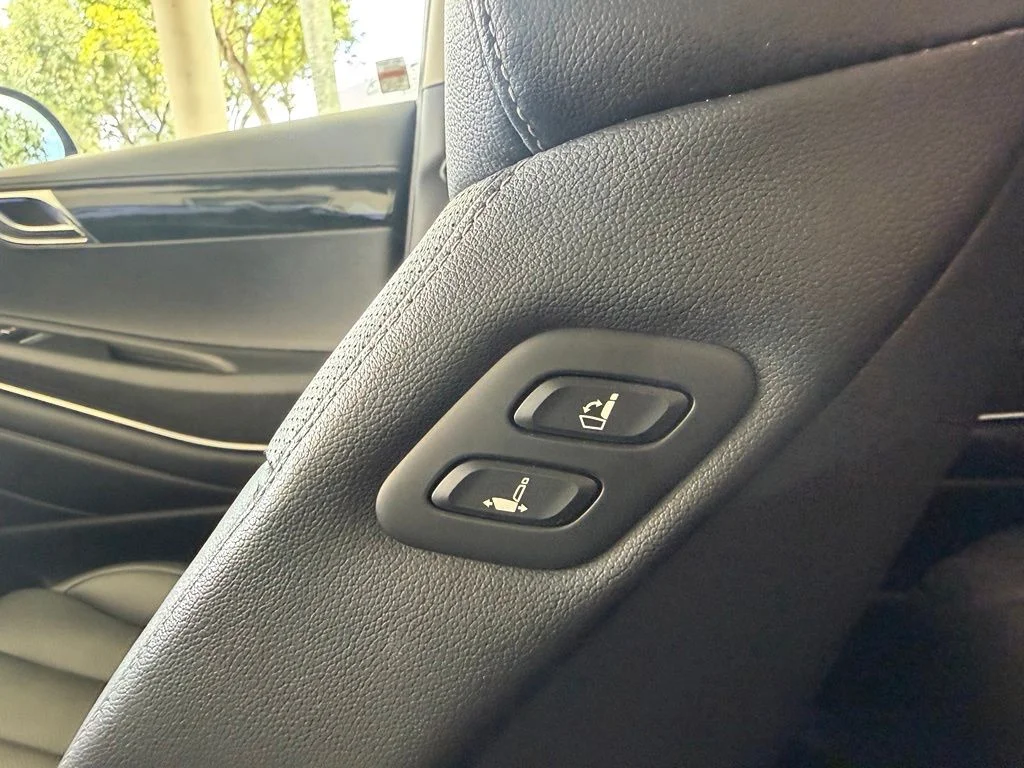 Used 2025 Black Genesis 2.5T image 37