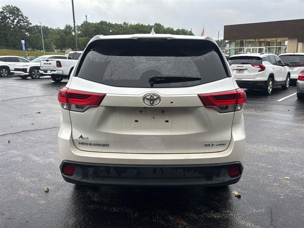Used 2017  Toyota XLE image 4