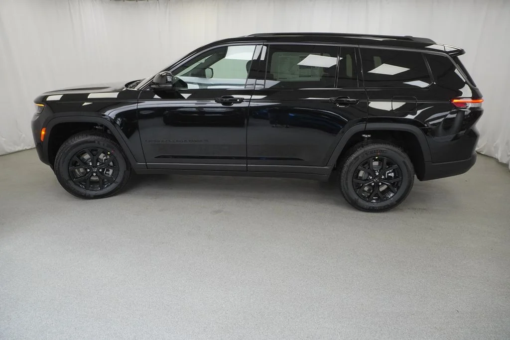 New 2026 Diamond Black Crystal Pearl-Coat Exterior Paint Jeep Altitude image 14