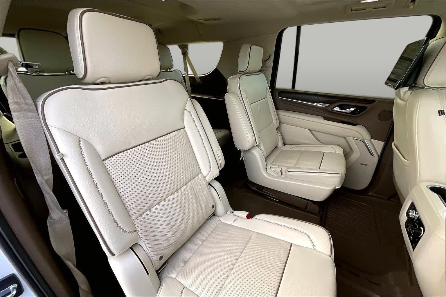 Used 2022 White Frost Tricoat GMC Denali image 20