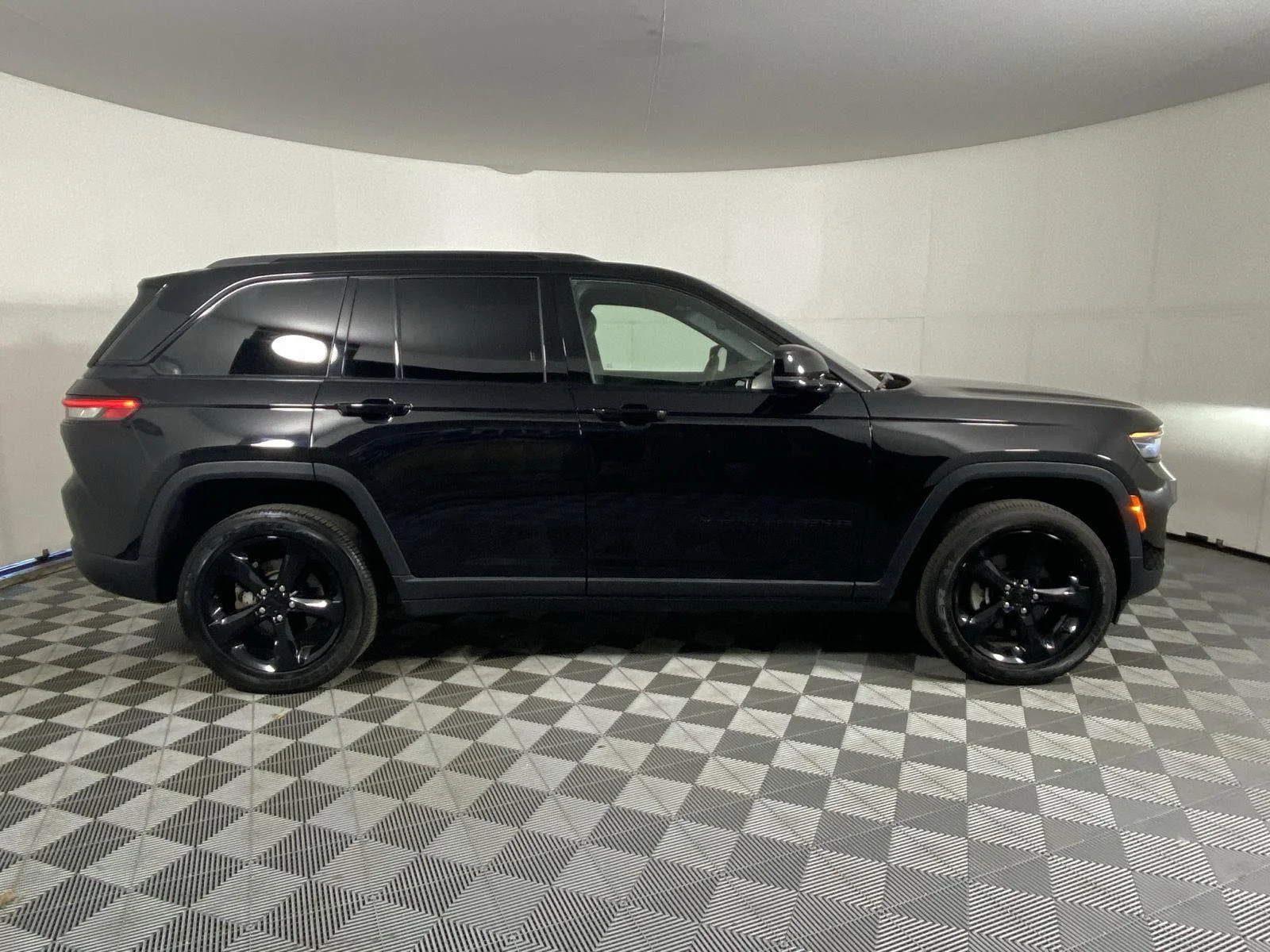 Used 2024 Diamond Black Crystal Pearlcoat Jeep Altitude X image 3