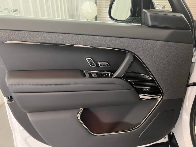New 2025 Ostuni Pearl White Land Rover Dynamic SE image 8