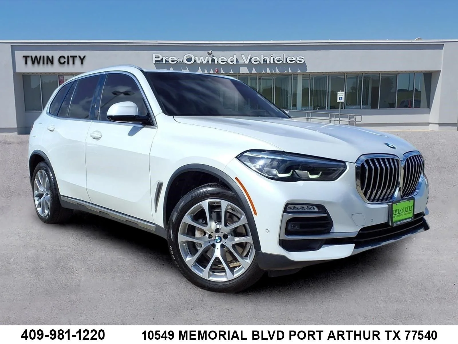 Used 2021 White BMW sDrive40i image 1