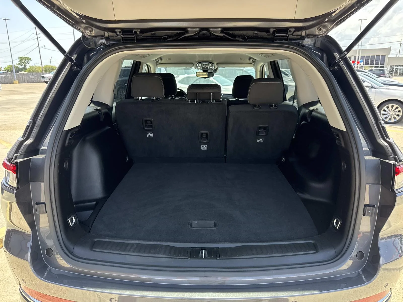 Used 2024 Baltic Gray Metallic Clearcoat Jeep Laredo image 8
